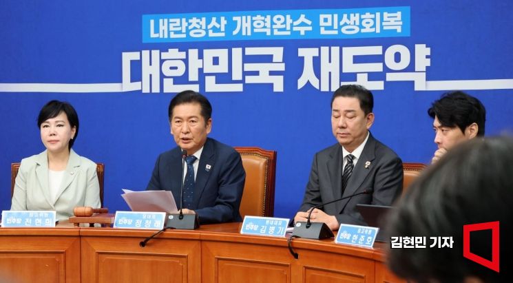 정청래 더불어민주당 대표가 12일 국회에서 열린 최고위원회의에서 발언하고 있다. 김현민 기자