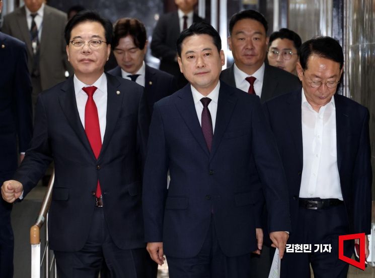 장동혁 국민의힘 대표와 송언석 원내대표 등 지도부가 12일 국회에서 열린 이재명 정부 100일 국정 파탄 실정 토론회에 참석하고 있다. 2025.9.12 김현민 기자