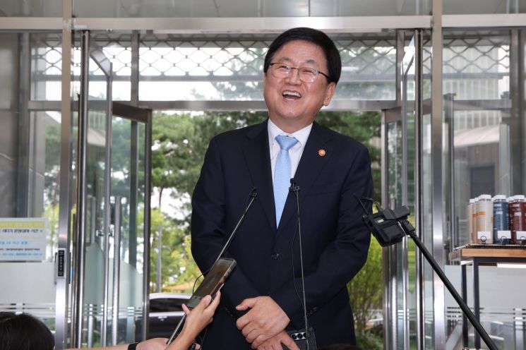 최교진 교육부 장관 "교사가 아이 가르치는 일에 집중할 수 있게"