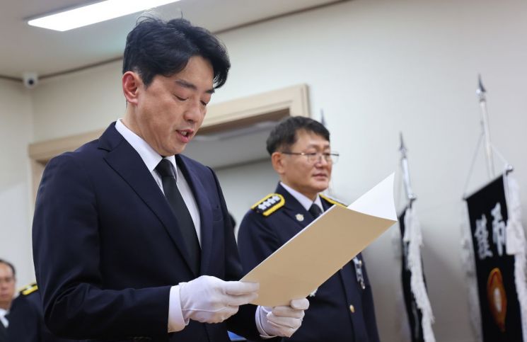 강훈식 대통령비서실장이 12일 인천 동구의 한 장례식장에 마련된 해양경찰관 고(故) 이재석 경사의 빈소를 찾아 이재명 대통령의 조전을 대독하고 있다. 연합뉴스