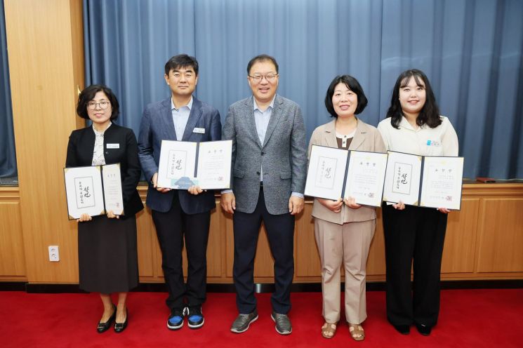 "성과를 냈습니다" … 창원특례시, '이달의 우수공무원' 표창 수여