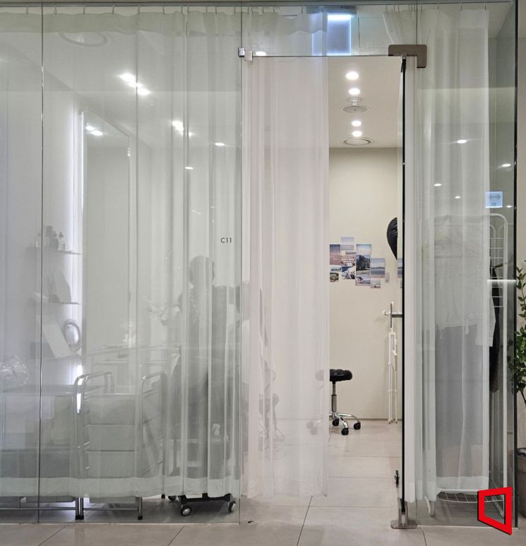 16일 서울 성동구 성수동의 한 공유미용실에서 원장이 손님의 머리를 손질하고 있다. 박승욱 기자