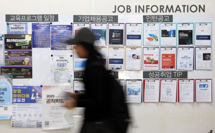 On the 10th, when the government announced the plan to promote the "First Step Job Guarantee System," students were coming and going in front of the employment bulletin board at a university in downtown Seoul. Photo by Yonhap News