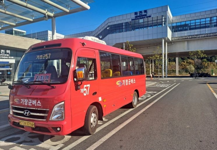 '57번 기장군버스'가 동해선 좌천역에서 주민들을 기다리고 있다.