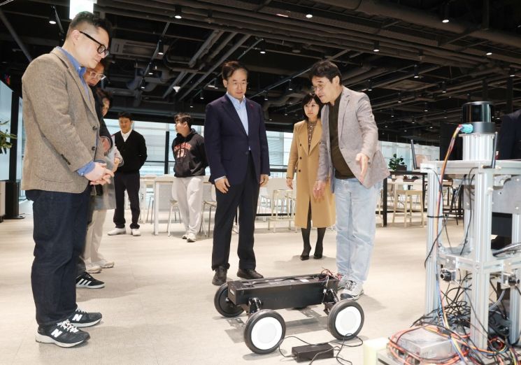 지난 3월 AI관련 기업체를 방문한 이동환 고양특례시장. 고양특례시 제공