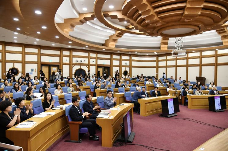 12일 여의도 국회의원회관에서 이주배경청소년을 위한 '전국다문화도시협의회 정책포럼'을 개최하고 있다. 김포시 제공