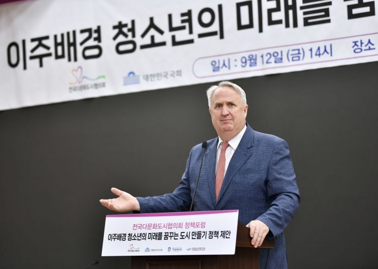 인요한 의원이 12일 여의도 국회의원회관에서 이주배경청소년을 위한 '전국다문화도시협의회 정책포럼'을 주관하고 있다. 김포시 제공