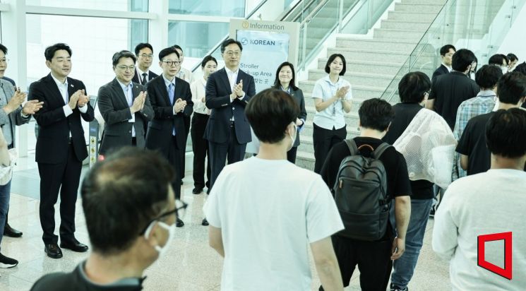 [포토] 한국 근로자 맞이하는 강훈식 대통령 비서실장