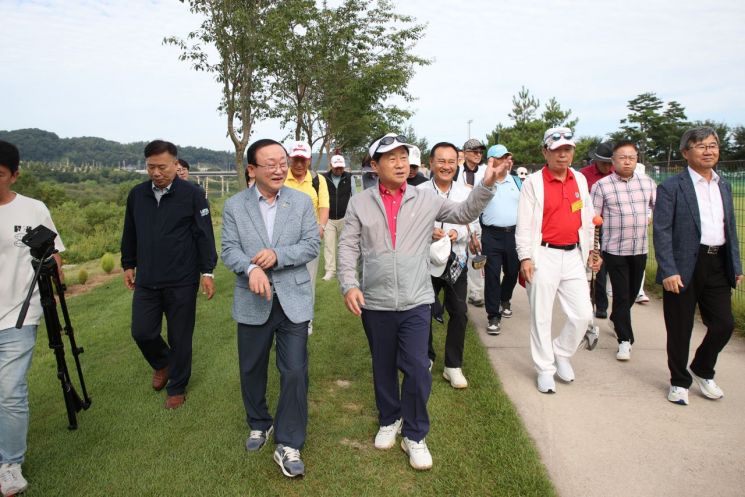 주광덕 남양주시장이 12일 연천군 연천파크골프장을 찾아 김덕현 연천군수와 대화를 나누고 있다. 남양주시 제공