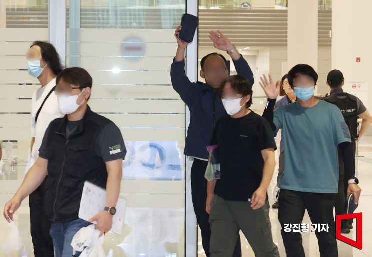 [포토] 인천공항 통해 귀국한 미 구금 한국인 근로자들
