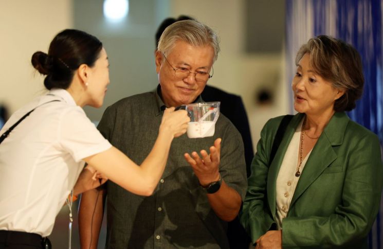문재인 전 대통령과 김정숙 여사가 12일 광주 북구 용봉동 광주비엔날레 전시관에서 '2025 광주디자인비엔날레' 전시작품을 감상하고 있다. 연합뉴스