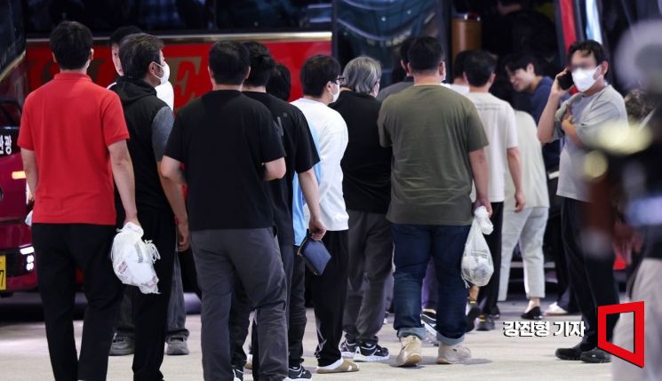 미국 이민 당국에 체포·구금됐다가 석방된 한국인 근로자들이 9월12일 오후 인천국제공항을 통해 귀국해 가족의 품으로 향하고 있다. 풀려난 한국인들은 지난 4일 미국 조지아주 엘러벨의 현대차그룹-LG에너지솔루션 배터리 합작공장 건설 현장에서 체포·구금된 지 8일 만에 고국 땅을 밟게 됐다. 2025.9.12 강진형 기자