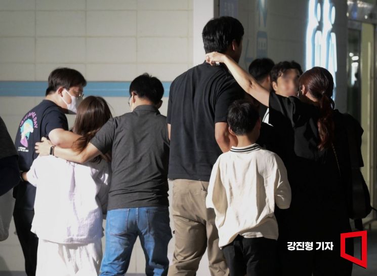미국 이민 당국에 체포·구금됐다가 석방된 LG 엔솔 한국인 근로자들이 9월12일 오후 인천국제공항 P2 장기주차장에서 가족들과 상봉하고 있다. 2025.9.12 강진형 기자