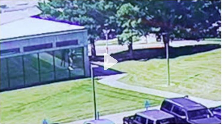 11일(현지시간) 미국 연방수사국(FBI) 등이 참여한 합동수사팀이  찰리 커크 암살범으로 추정되는 인물의 도주 영상을 공개했다. 연합뉴스