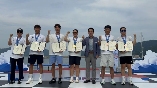 여수시청 요트팀이 지난 4~8일 경남 거제시 일원에서 펼쳐진 '제23회 해군참모총장배 전국요트대회 겸 국가대표 선발전'에서 혼성 2인승 부문 1위를 차지했다. 여수시 제공