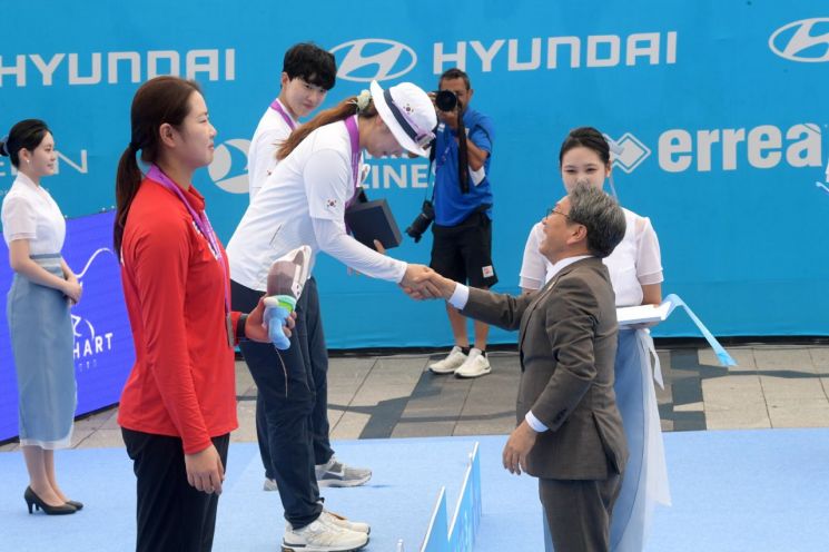 강기정 광주시장이 12일 5·18민주광장 특설경기장에서 열린 '광주 2025 현대세계양궁선수권대회' 시상식에서 리커브 여자 개인전 금메달을 따낸 강채영 선수에게 축하를 전하고 있다. 광주시 제공