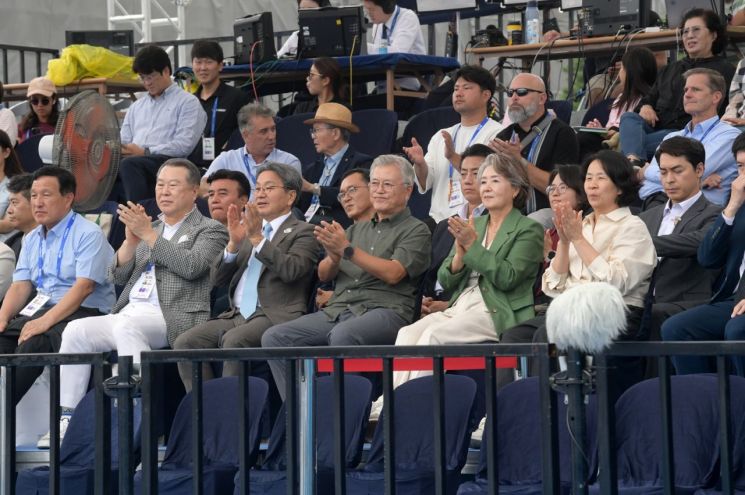 12일 문재인 전 대통령과 부인 김정숙 여사와 함께 5·18민주광장 특설경기장에서 열린 '광주 2025 현대세계양궁선수권대회' 리커브 여자 개인전을 관람하고 있다. 광주시 제공