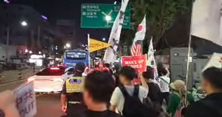 명동 거리 인근에서 시위 중인 보수 단체들. 유튜브 캡처