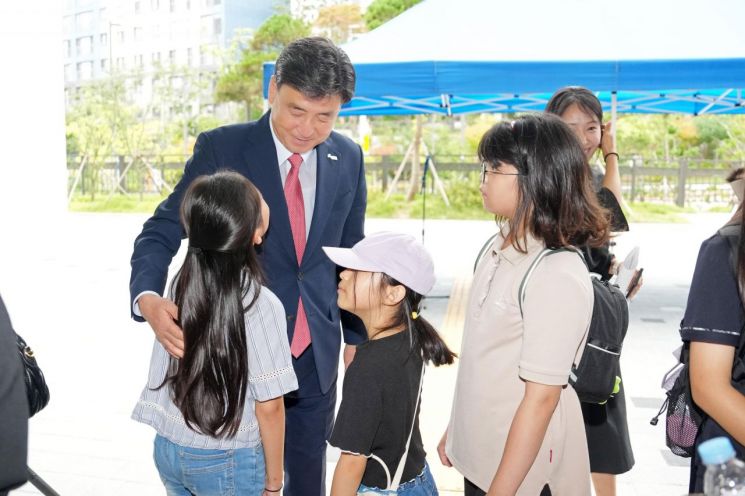방세환 광주시장이 12일 열린 고산문화누리센터 개관식에서 어린이들과 대화를 나누고 있다. 경기 광주시 제공