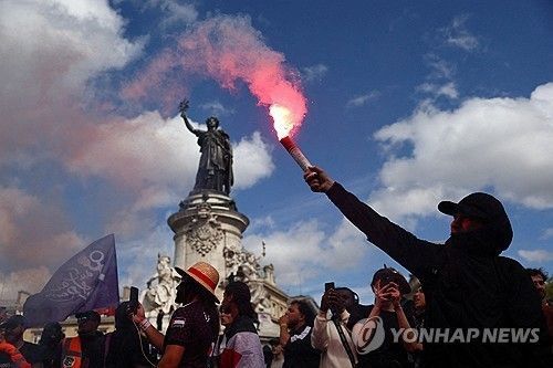 지난 10일(현지시간) 파리 레퓌블리크 광장의 시위 모습. 연합뉴스