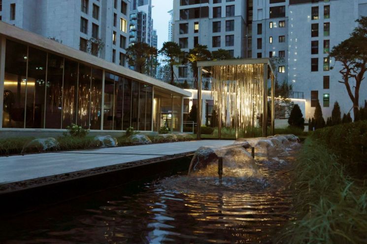 Cheongdam Le El Residents to Experience Works by World-Renowned Artists in Their Own Courtyard