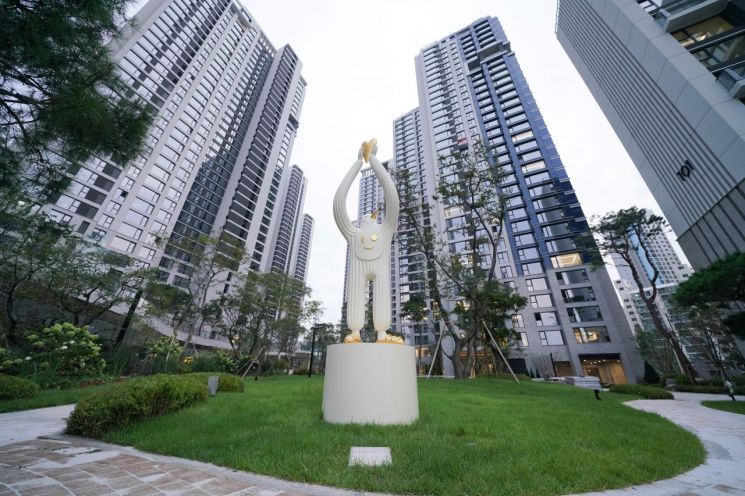 Cheongdam Le El Residents to Experience Works by World-Renowned Artists in Their Own Courtyard