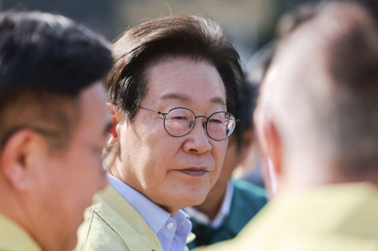 이재명 대통령이 지난달 30일 강원 강릉시 성산면 오봉저수지를 방문해 가뭄 대응 추진 상황을 점검하고 있다. 연합뉴스