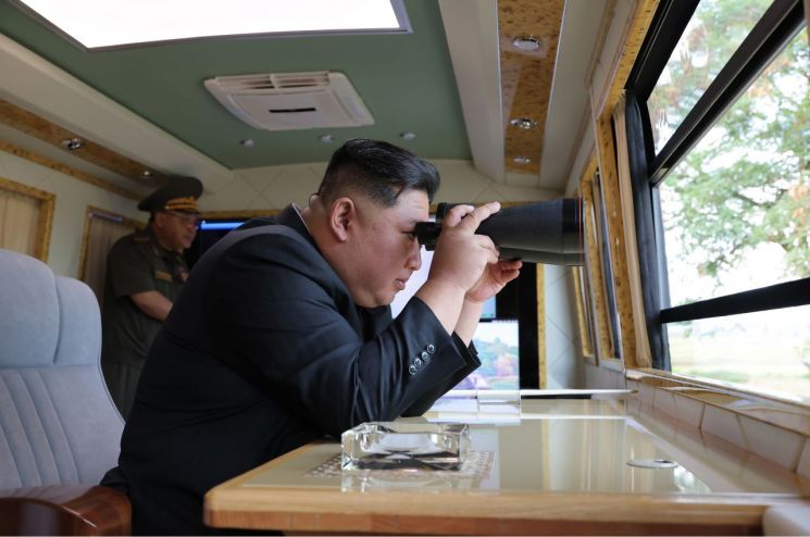 김정은, 장갑방어무기연구소ㆍ전자무기연구소 지도. 연합뉴스