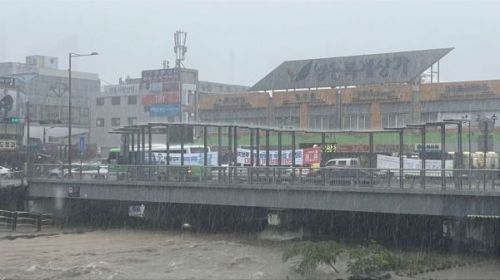 On the 13th, heavy rain warnings were issued for Jangseong, Hampyeong, and Yeonggwang in Jeonnam, and strong rain accompanied by gusts of wind, thunder, and lightning poured down in various parts of Gwangju and Jeonnam, with 30 to 80 mm of rain expected until night. Photo by Song Bohyun
