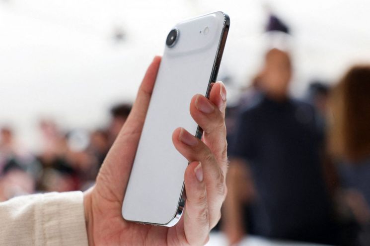 Holding an iPhone Air by hand. Photo by Reuters and Yonhap News.