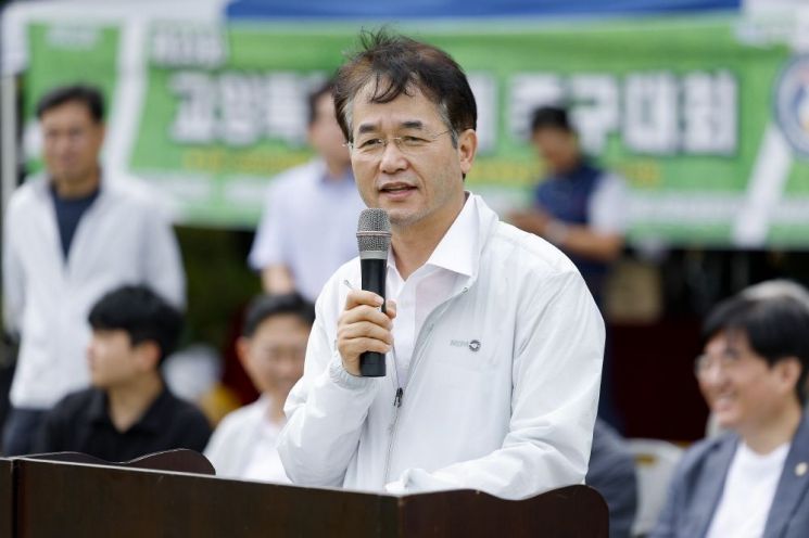 이동환 고양특례시장이 13일 일산호수공원 야외공연장에서 열린 고양특례시장기 제3회 암환우와 함께 걷기대회 '아름다운 동행'에 참석해 인사말을 하고 있다. 고양특례시 제공