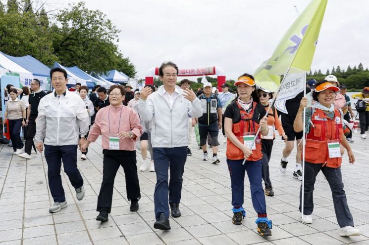 이동환 고양특례시장이 13일 일산호수공원 야외공연장에서 열린 고양특례시장기 제3회 암환우와 함께 걷기대회 '아름다운 동행'에 참석해 참석자들과 함께 걷고 있다. 고양특례시 제공