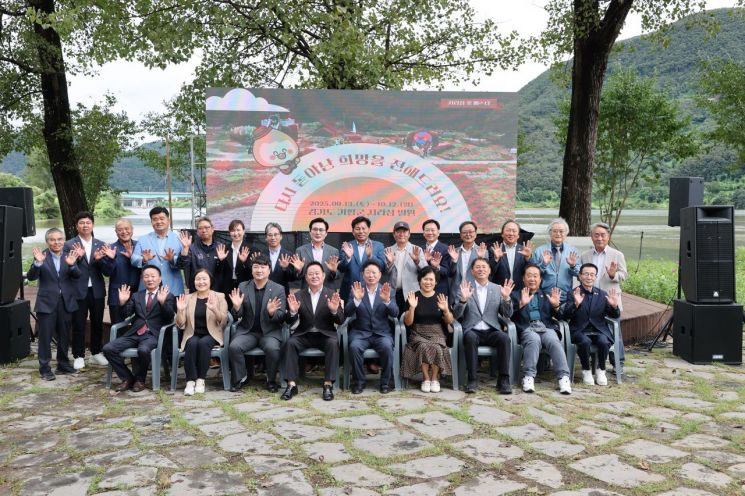 서태원 군수(앞줄 왼쪽 다섯 번째) 등이 13일 자라섬 남도에서 열린 '자라섬 꽃 페스타' 행사에서 기념사진을 찍고 있다. 가평군 제공