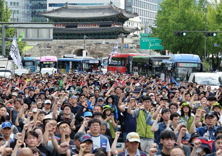 전국민주노동조합총연맹(민노총) 조합원들이 13일 서울 중구 시청역 인근에서 결의대회를 열고 있다. 연합뉴스