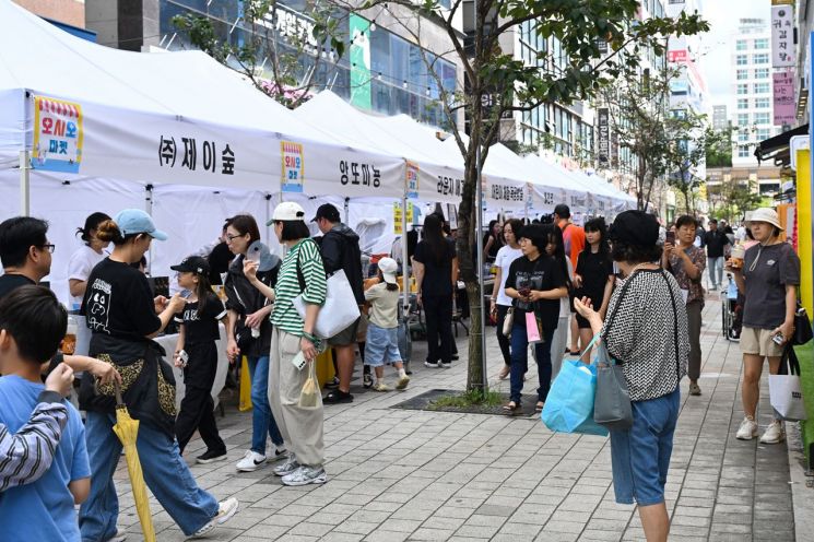 시민들이 13일 열린 '2025년 우수기업 박람회 및 플리마켓' 행사장을 찾고 있다. 의정부시 제공