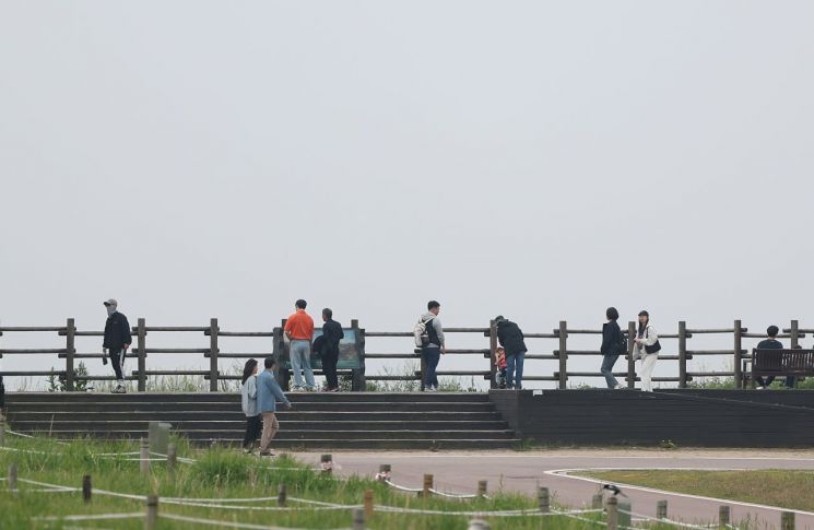 지난 11일 흐린 날씨에도 서울 마포구 하늘공원에서 시민들이 휴식을 취하고 있다. 연합뉴스