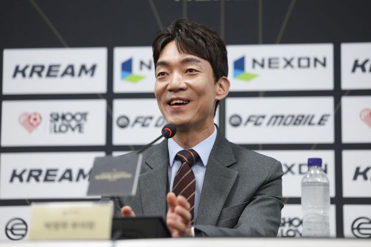 박정무 넥슨 사업부사장이 13일 서울 마포구 서울월드컵경기장에서 열린 ‘2025 아이콘 매치' 미디어데이에서 기자들 질문에 대답하고 있다. 넥슨 제공