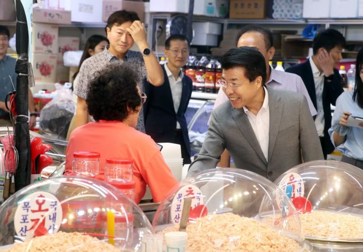 추석맞이 가락몰에서 상인들을 격려하는 서강석 송파구청장. 송파구 제공.