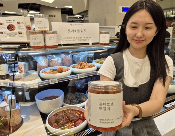 롯데백화점 부산본점 식품관에서 롯데호텔 김치가 선보이고 있다.