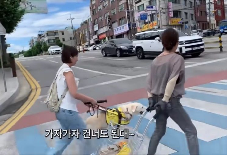 음식점 직접 안내하는 묵호 주민. 유튜브 영상 캡처
