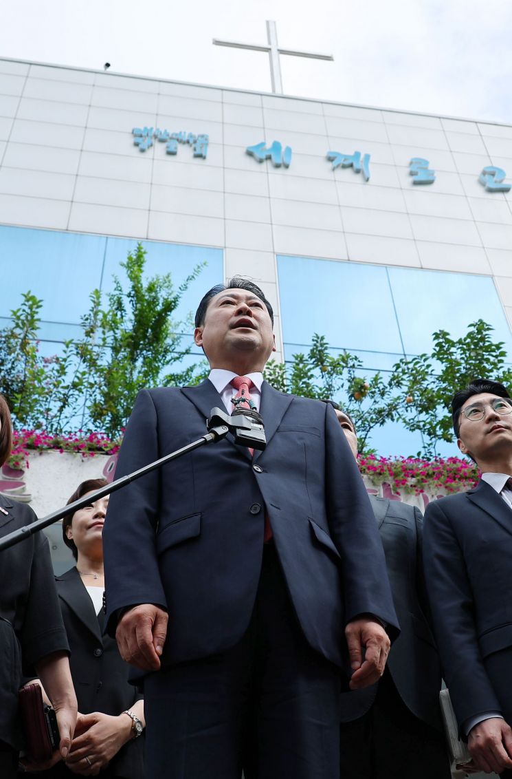 Jang Donghyuk Visits Busan: "Such Things in Korea in 2025... Pastor Son Hyunbo's Detention Is Religious Persecution"