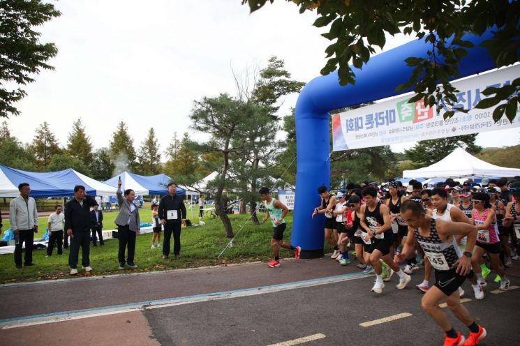 주광덕 남양주시장이 14일 물의정원에서 '제19회 남양주시장기 육상대회'에 참석해 출발신호를 알리고 있다. 남양주시 제공