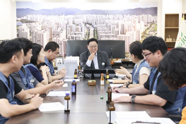 Kang Suhyun, mayor of Yangju City, recently held a regular meeting with the Yangju City Public Officials Labor Union in the mayor's office on the second floor of the city hall. Photo by Yangju City