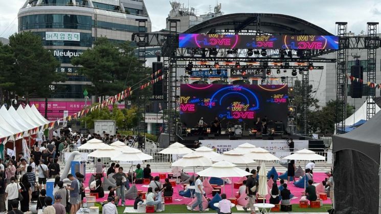 '2025 춘천 ONE도심 페스타'행사장이 시민들로 북적이고 있다. 춘천시 제공