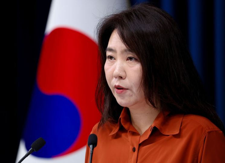 강유정 대통령실 대변인이 14일 용산 대통령실에서 지난 12일 강원도 춘천에서 진행된 강원 타운홀미팅 관련 브리핑을 하고 있다. 연합뉴스