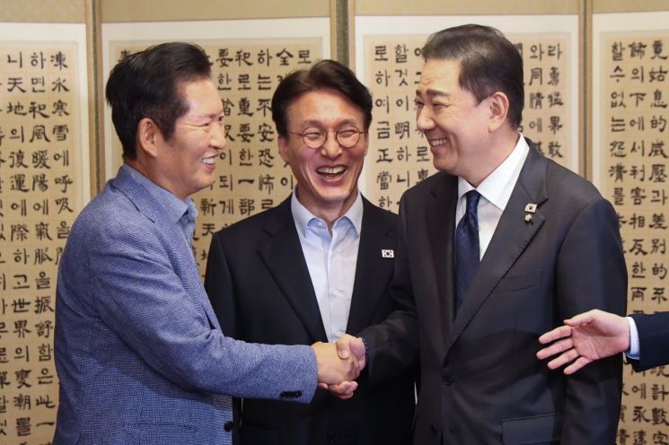 더불어민주당 정청래 대표와 김병기 원내대표가 14일 서울 종로구 총리 공관에서 열린 당정대 고위급 만찬회동에서 만나 악수하고 있다. 가운데는 김민석 국무총리. 연합뉴스