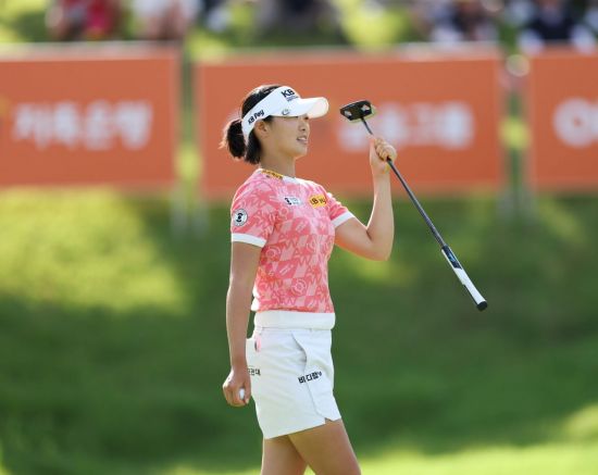 '장타여왕' 방신실, 3승 환호…"강화 훈련 덕분"