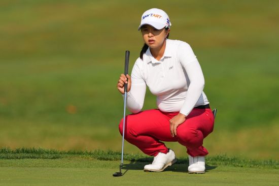 Se Young Kim is inspecting the green on the 1st hole of the 4th round at the Kroger Queen City Championship. Hamilton Township, USA ? Photo by AFP Yonhap News