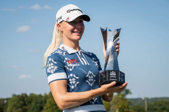 Charlie Hull is smiling brightly while holding the trophy right after winning the Kroger Queen City Championship. Hamilton Township, USA=Photo by AP Yonhap News