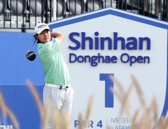 김성현이 신한동해오픈 4라운드 1번 홀에서 티샷을 하고 있다. KPGA